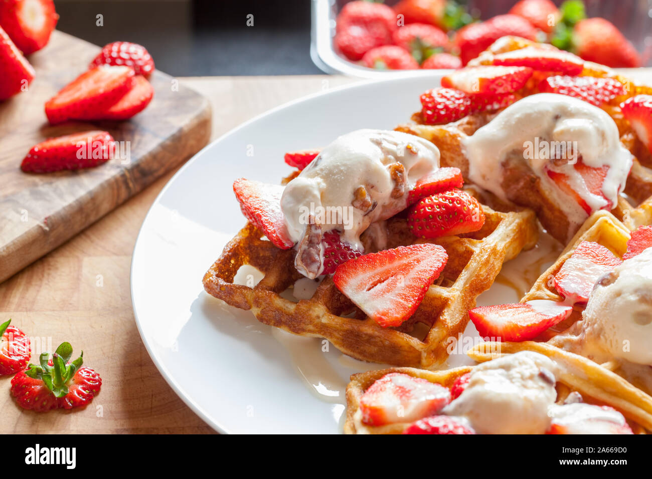 Cialde di fragola. Dolce con la preparazione. Servire con fatti in casa a base di gelato. Deliziosi piatti appetitosi alimenti sulla piastra bianca. Naughty ma bel pasto c Foto Stock