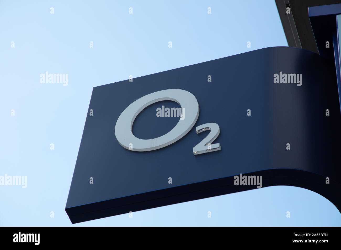 Logo della società O2 visto contro il cielo in Oxford Street, Londra, Regno Unito. Foto Stock
