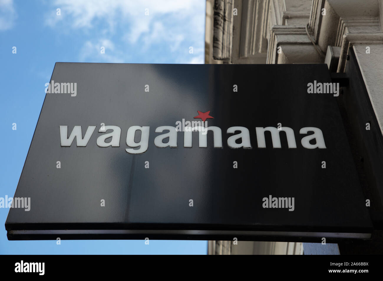 Wagamama logo azienda visto nel West End di Londra, Regno Unito. Foto Stock