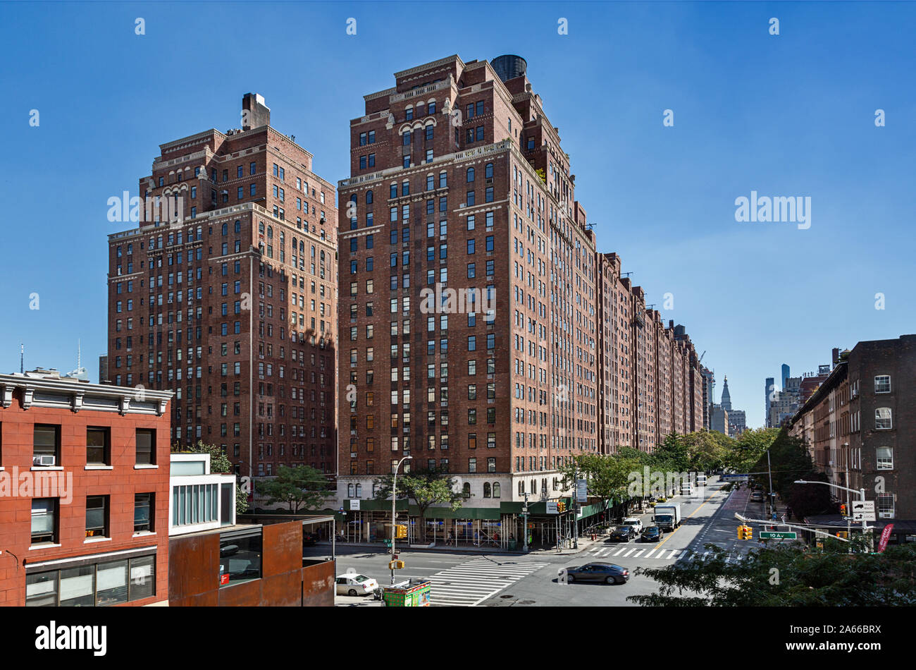 Enormi blocchi di appartamenti in corrispondenza di un angolo della 10th Avenue e West 23rd Street visto dalla linea alta. Foto Stock