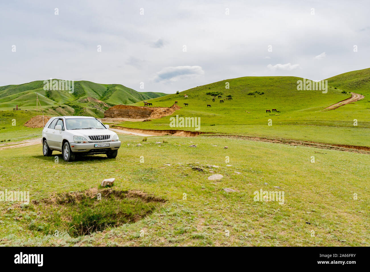 Soggiornare Kolsai laghi pittoreschi mozzafiato paesaggio panoramico vista di SUV parcheggiate auto su un nuvoloso cielo blu giorno Foto Stock