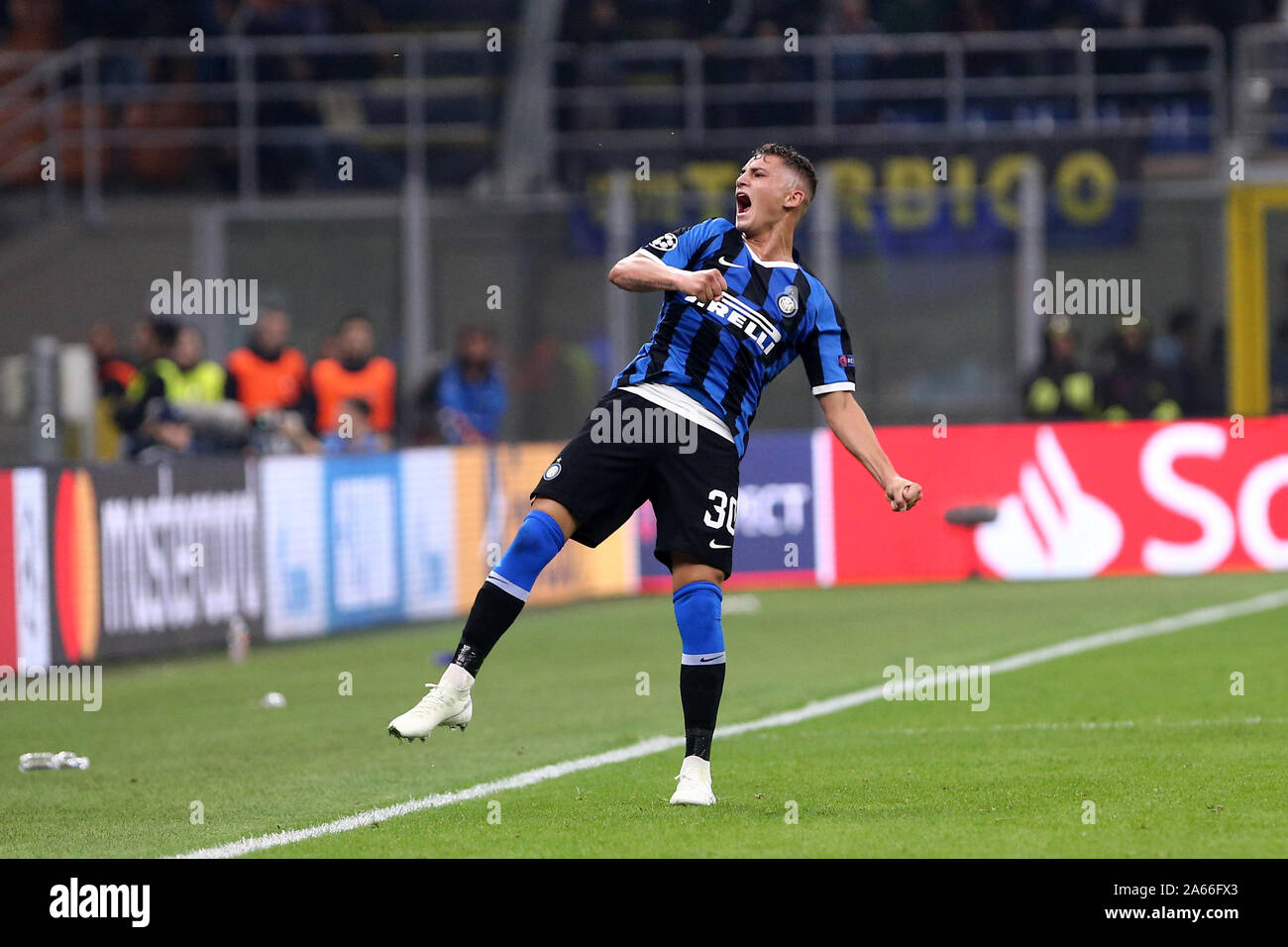 Sebastiano Esposito di FC Internazionale durante la Champions League match tra FC Internazionale e il Borussia Dortmund. Foto Stock