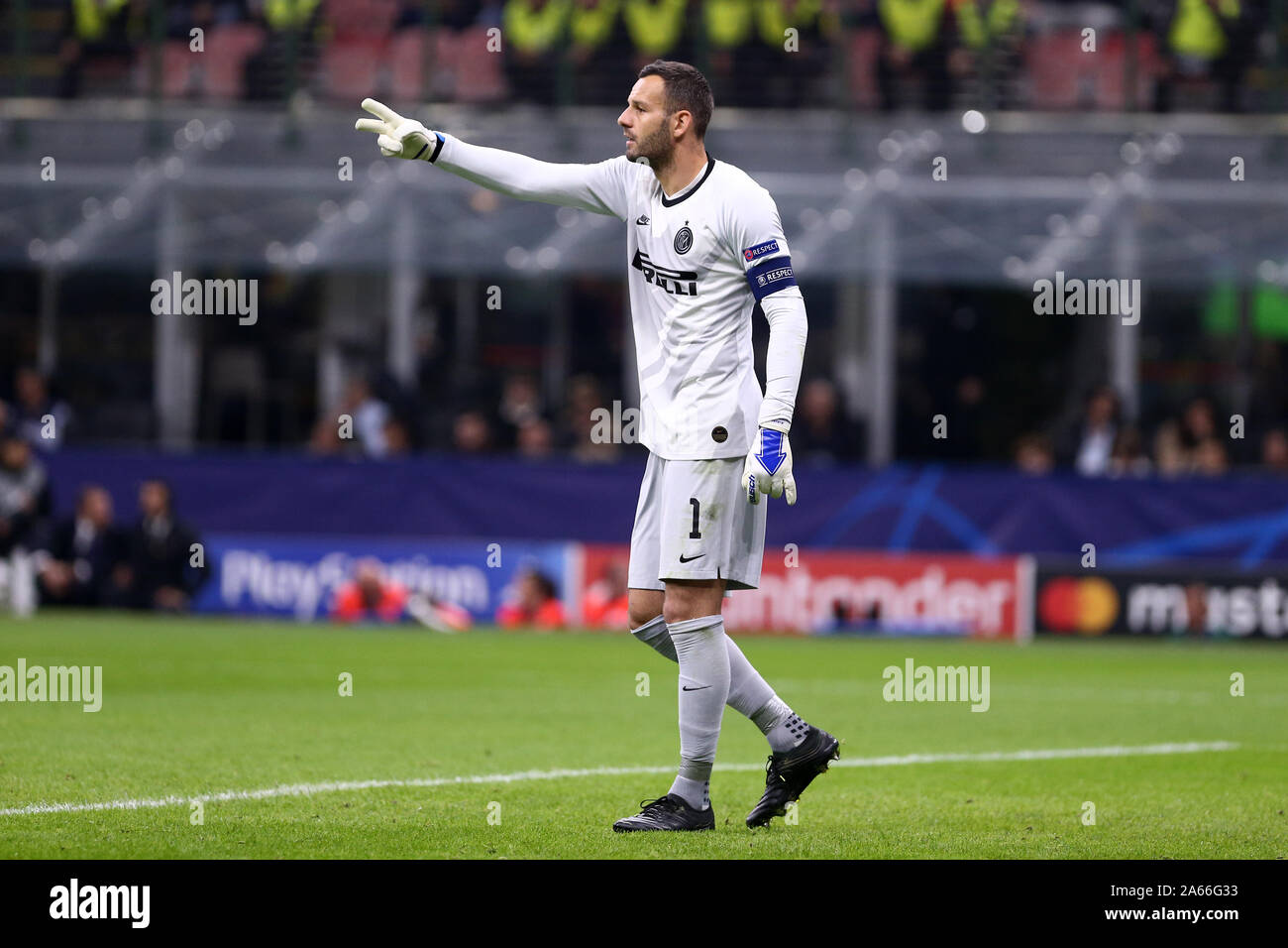 Millano, Italia. 23 ottobre 2019 . Uefa Champions League Gruppo F . FC Internazionale vs Borussia Dortmund. Samir Handanovic di FC Internazionale. Foto Stock