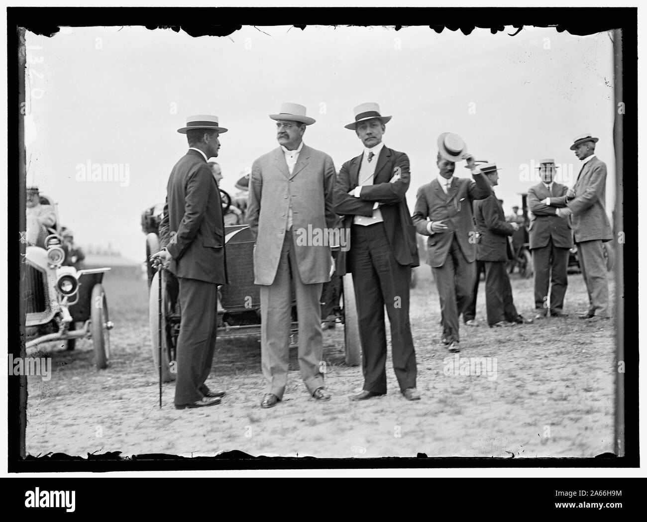 Voli WRIGHT, FORT MYER, VA, luglio 1909. Spettatori: ROBERT BACON; SEC. Di guerra DICKINSON; SEN. ELIHU ROOT Foto Stock