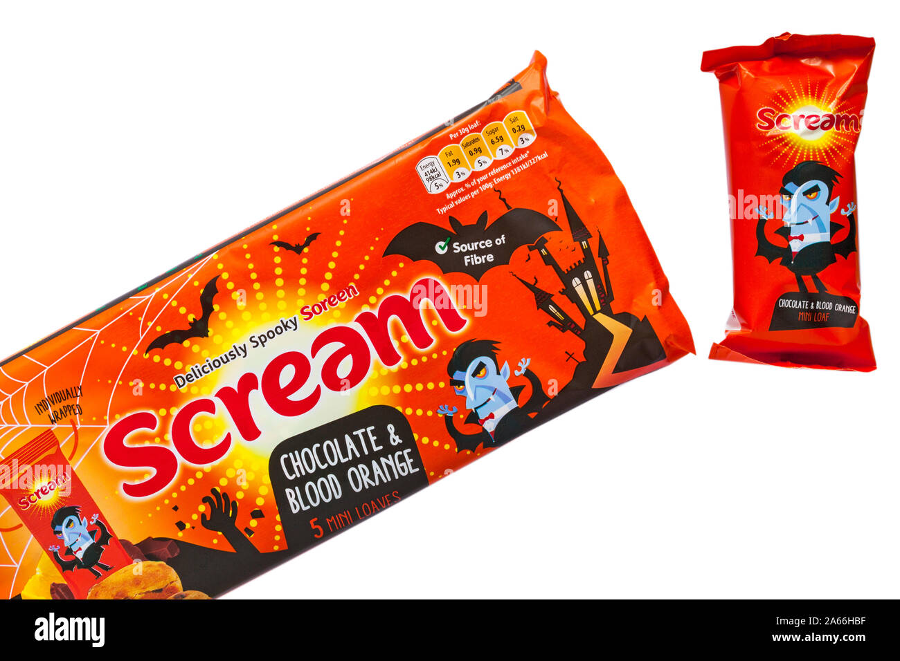 Urlo deliziosamente spooky Soreen cioccolato & Arancio sanguigno 5 mini pani confezionati singolarmente con uno rimosso su sfondo bianco pronto per la festa di Halloween Foto Stock