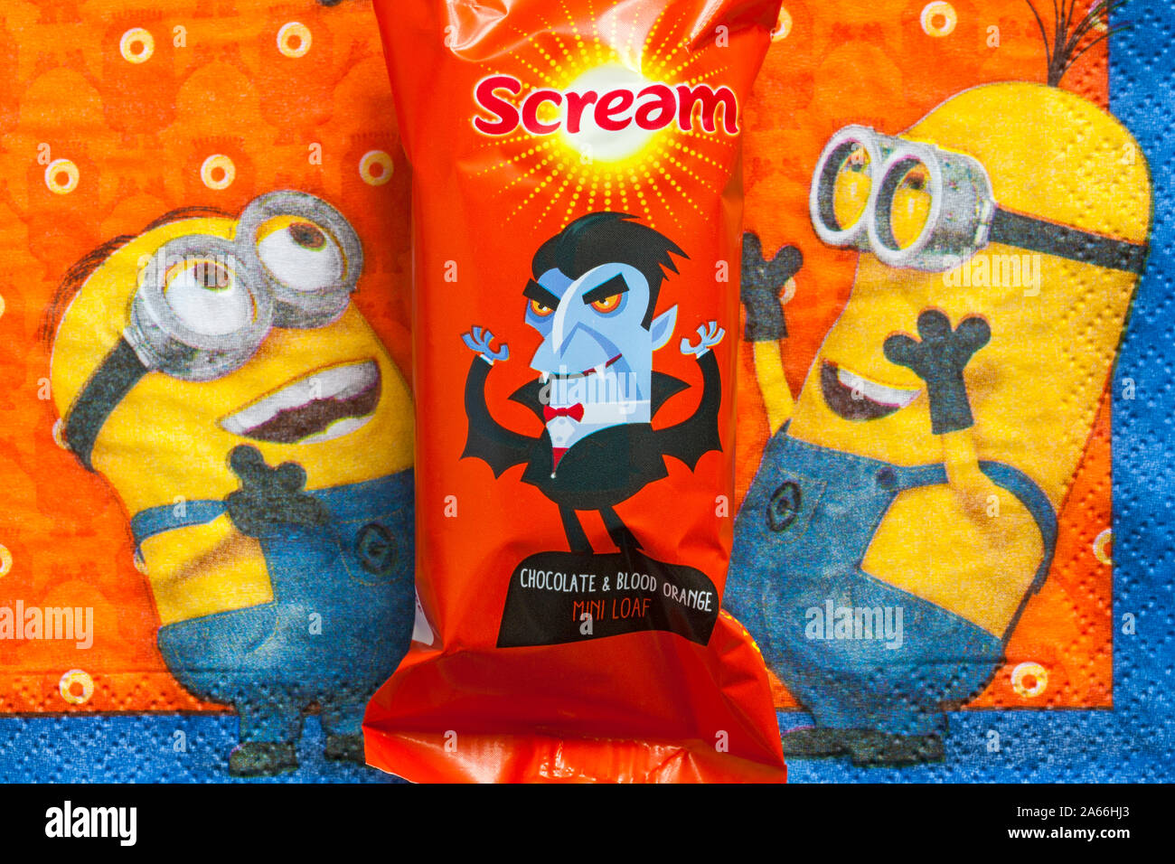 Urlo deliziosamente spooky Soreen cioccolato & Arancio sanguigno mini focaccia sulla tirapiedi tovagliolo tovagliolo - Pronto per Halloween Foto Stock