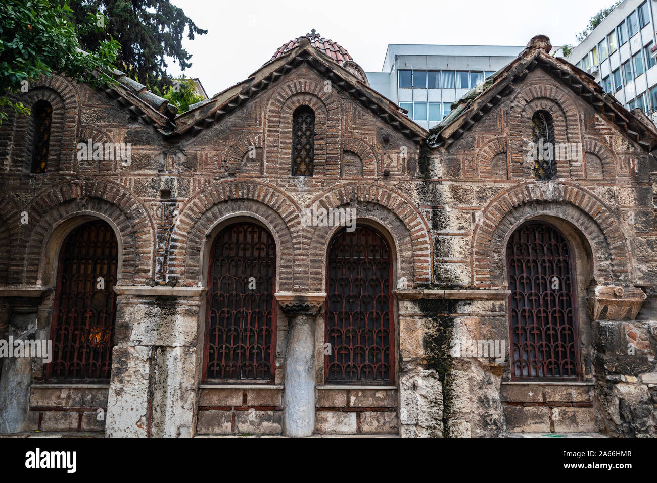 La facciata della chiesa di Panagia Kapnikarea nel centro di Atene, Grecia Foto Stock