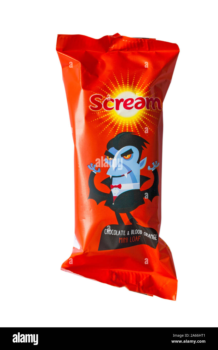 Urlo deliziosamente spooky Soreen cioccolato & Arancio sanguigno mini focaccia isolati su sfondo bianco - Pronto per Halloween Foto Stock