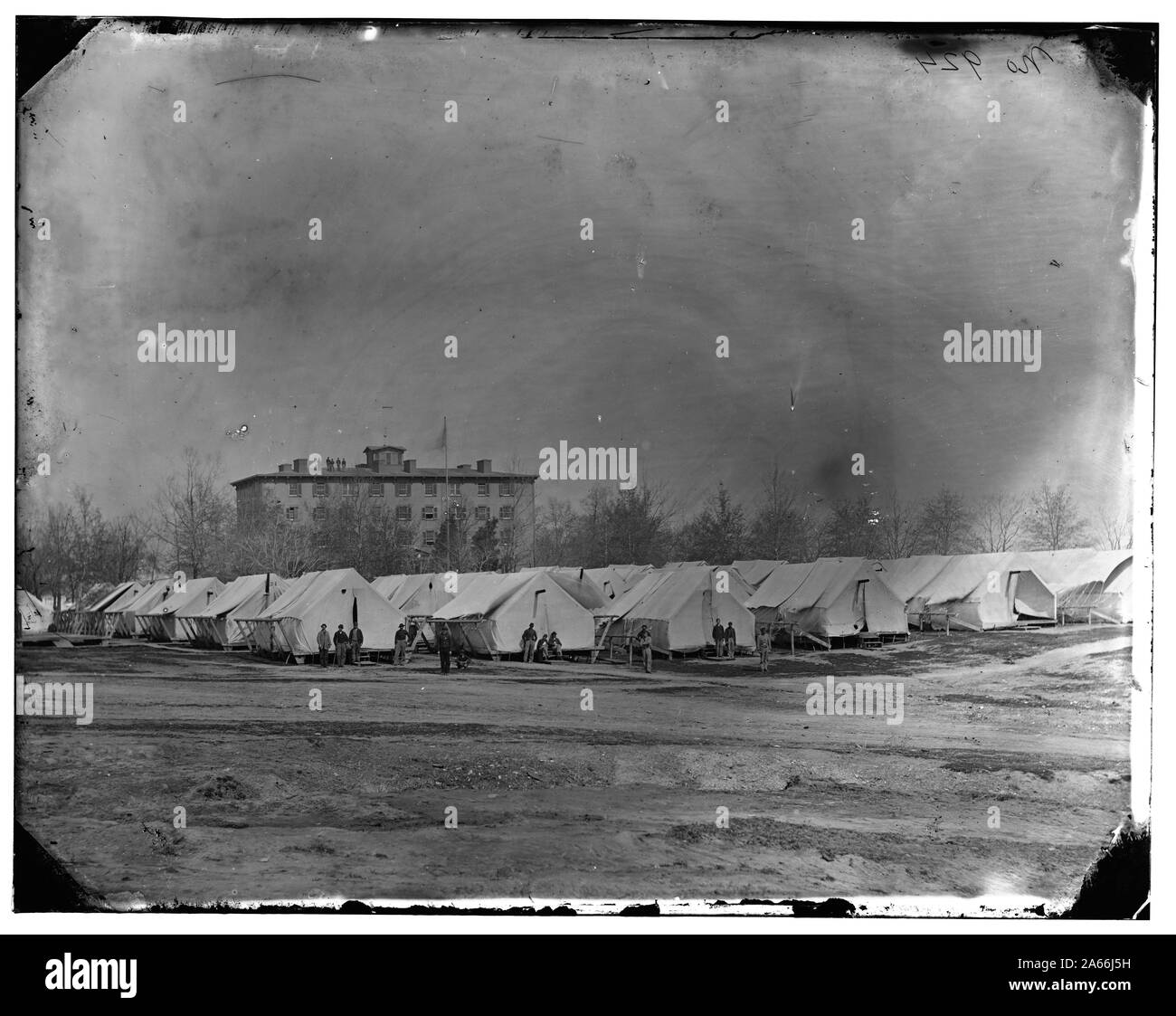 Washington, D.C. Ospedale tende a Camp Carver, con Columbian College building Abstract: Selezionato Guerra civile fotografie, 1861-1865 Foto Stock