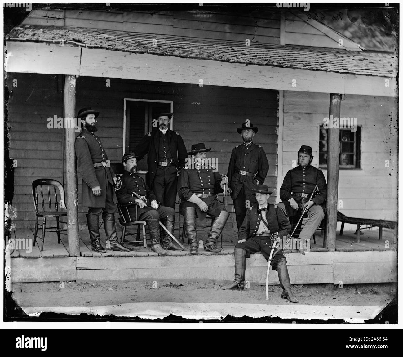 Washington, D.C. Il Mag. Gen Alexander M. McCook (centro) e personale sul portico di quarti, Brightwood (7° Strada vicino presente Sheridan St. Abstract: Selezionato Guerra civile fotografie, 1861-1865 Foto Stock