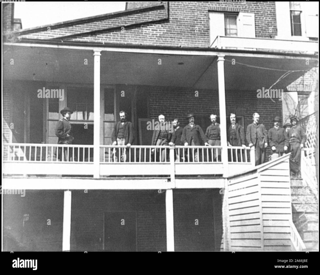 Washington, D.C. Gli ufficiali e i cancellieri su un portico a Signal Corps headquarters Abstract: Selezionato Guerra civile fotografie, 1861-1865 Foto Stock