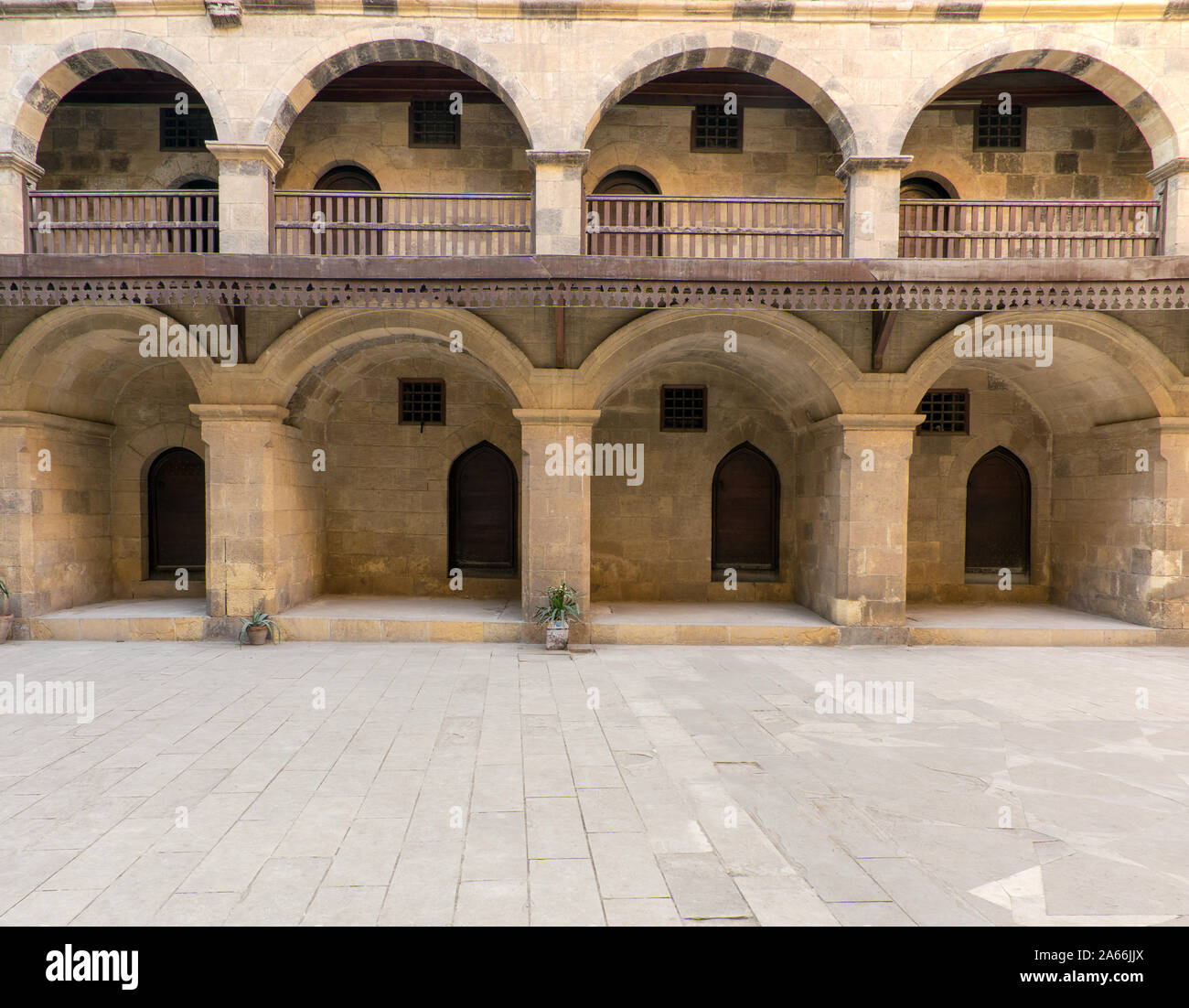 La facciata della Wikala storico di Bazaraa edificio, con soffitto a volta e le arcate in legno orientali oriel windows, adatto in Tombakshia street, Gamalia quartiere Medievale, Il Cairo, Egitto Foto Stock