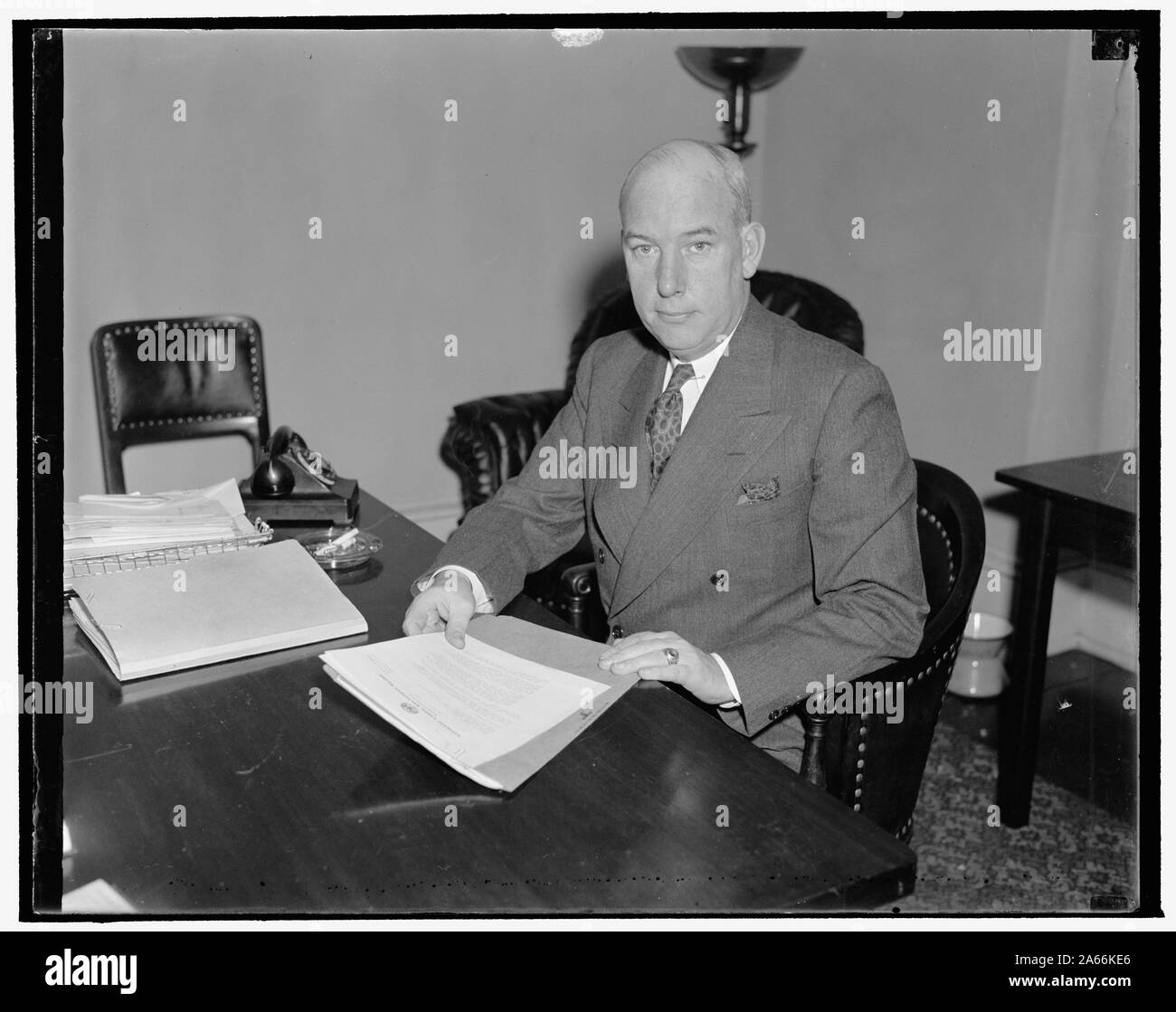 Washington D.C., nov. 11. Una nuova immagine informale di Edmund M. Toland, consulente per la casa speciale Comitato sta indagando la manodopera nazionale scheda Relazioni Foto Stock