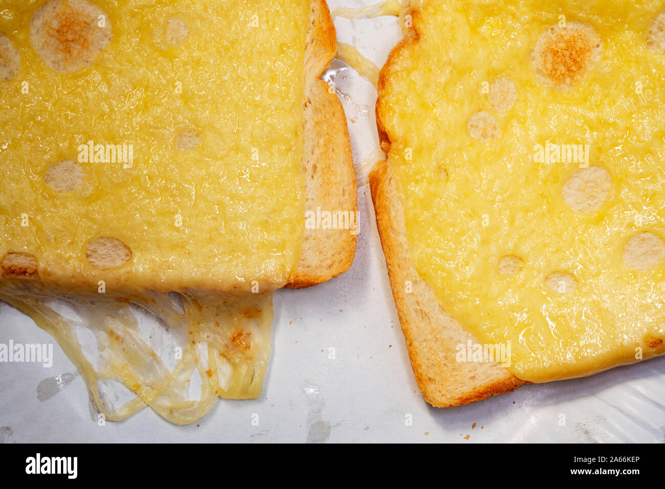 Formaggio emmenthal su pane tostato Foto Stock