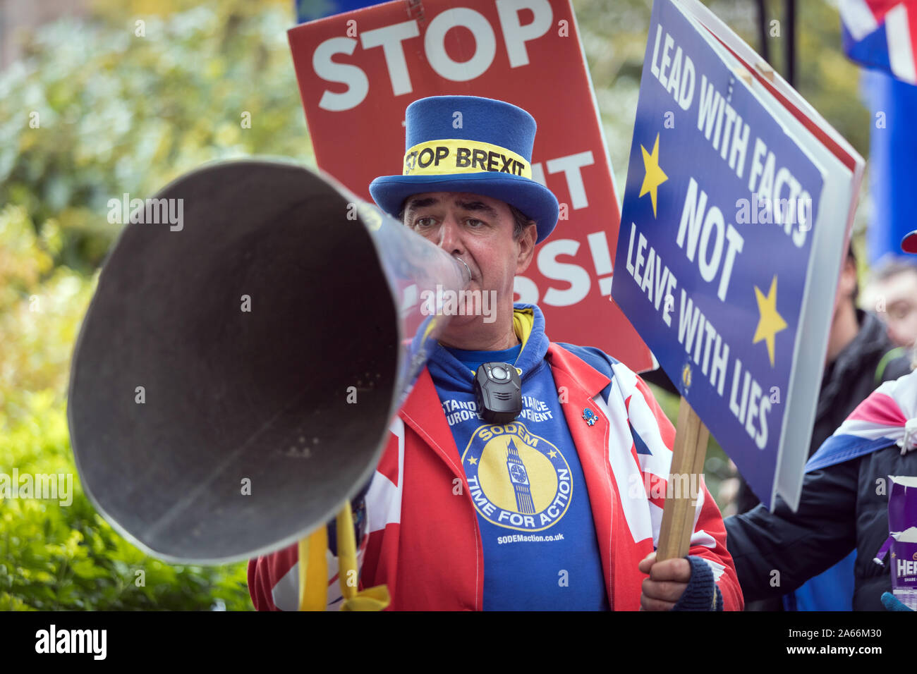 Steve Bray, noto come il signor Stop Brexit, in azione nel prossimo al College Green, adiacente alla casa del Parlamento a Londra Foto Stock