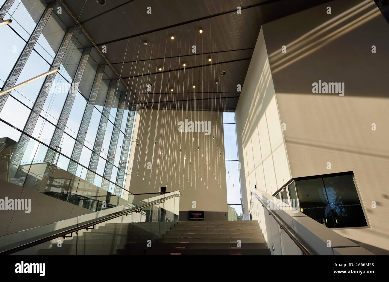 Helsinki Music Center (Musiikkitalo), la sala da concerto e il music center di Helsinki. Il palazzo è sede dell'Accademia Sibelius. Helsinki, Finlandia Foto Stock