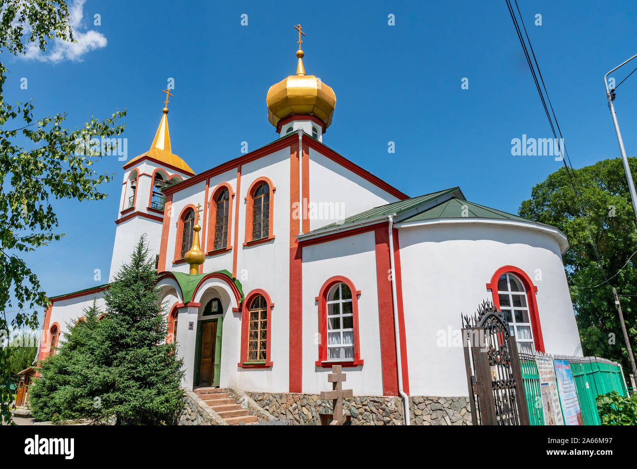 Taldykorgan Russo Ortodossi cristiani della Chiesa di San Giovanni Evangelista vista su un soleggiato Blue Sky giorno Foto Stock