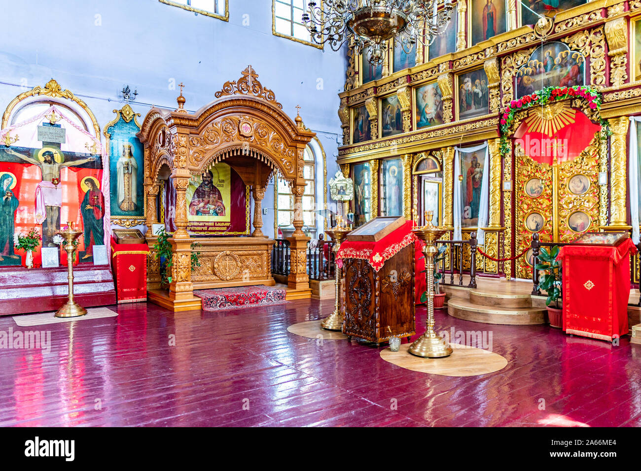 Taldykorgan Russo Ortodossi cristiani della Chiesa di San Giovanni Evangelista vista interna su un soleggiato Blue Sky giorno Foto Stock