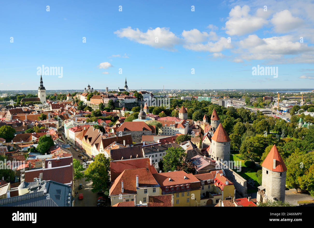 Città vecchia parete e la collina di Toompea, un sito Patrimonio Mondiale dell'Unesco. Tallinn, Estonia Foto Stock