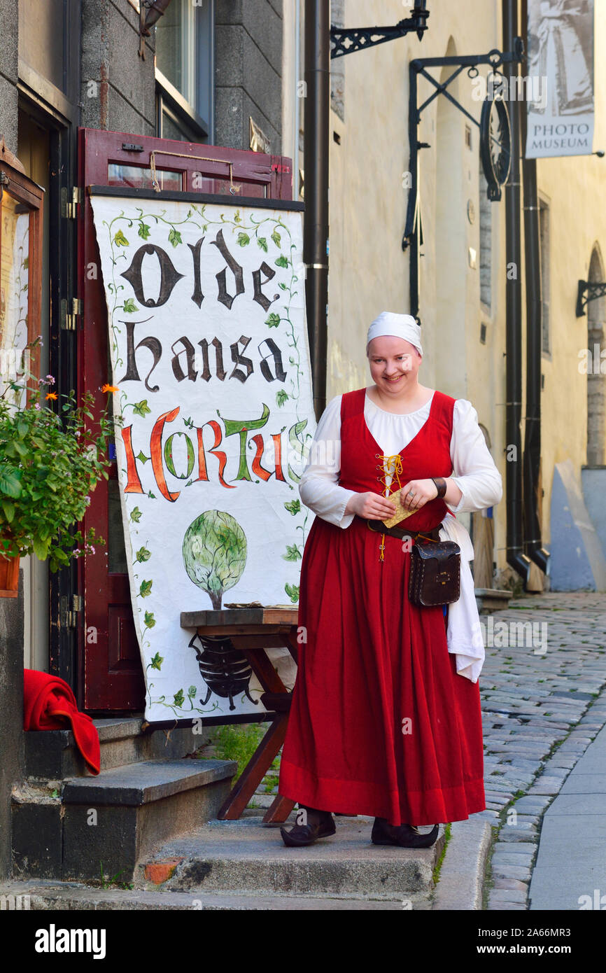 La ragazza di una strada medievale. La città vecchia di Tallinn, un sito Patrimonio Mondiale dell'Unesco. Tallinn, Estonia Foto Stock