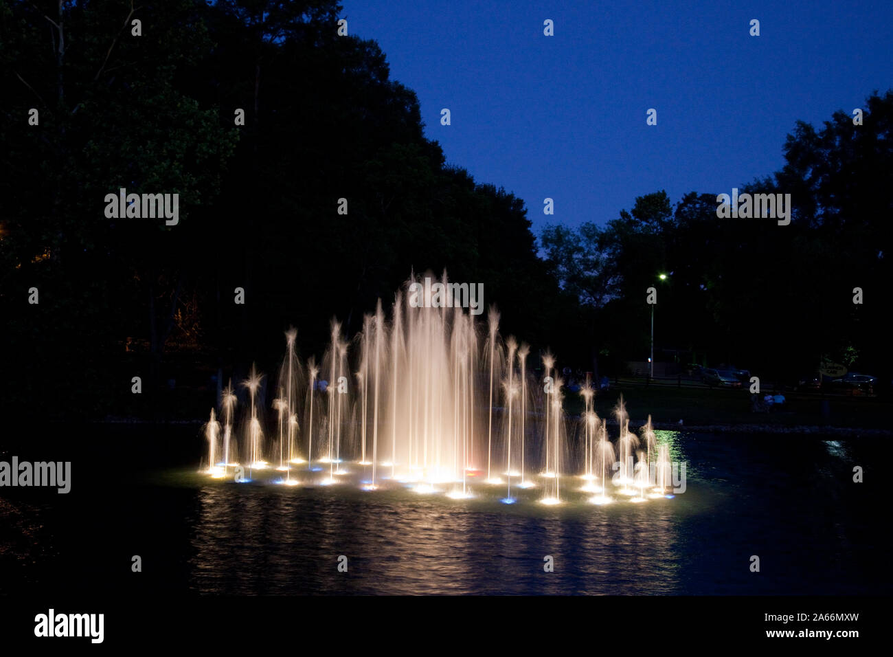 Danze di acqua sulla superficie durante l'acqua mostrano a Spring Park, Tuscumbia, Alabama Foto Stock