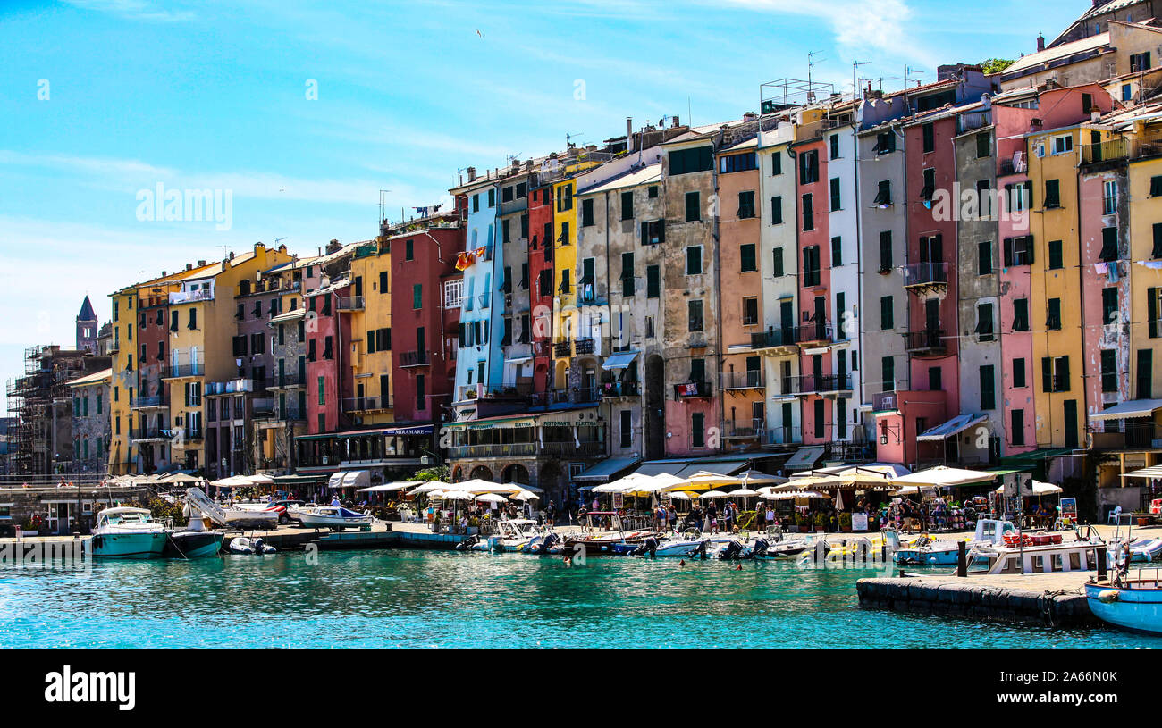 Bunte Häuser am Hafen von Porto Venere in Italien. Case colorate presso il porto di Porto Venere in Italia. Foto Stock