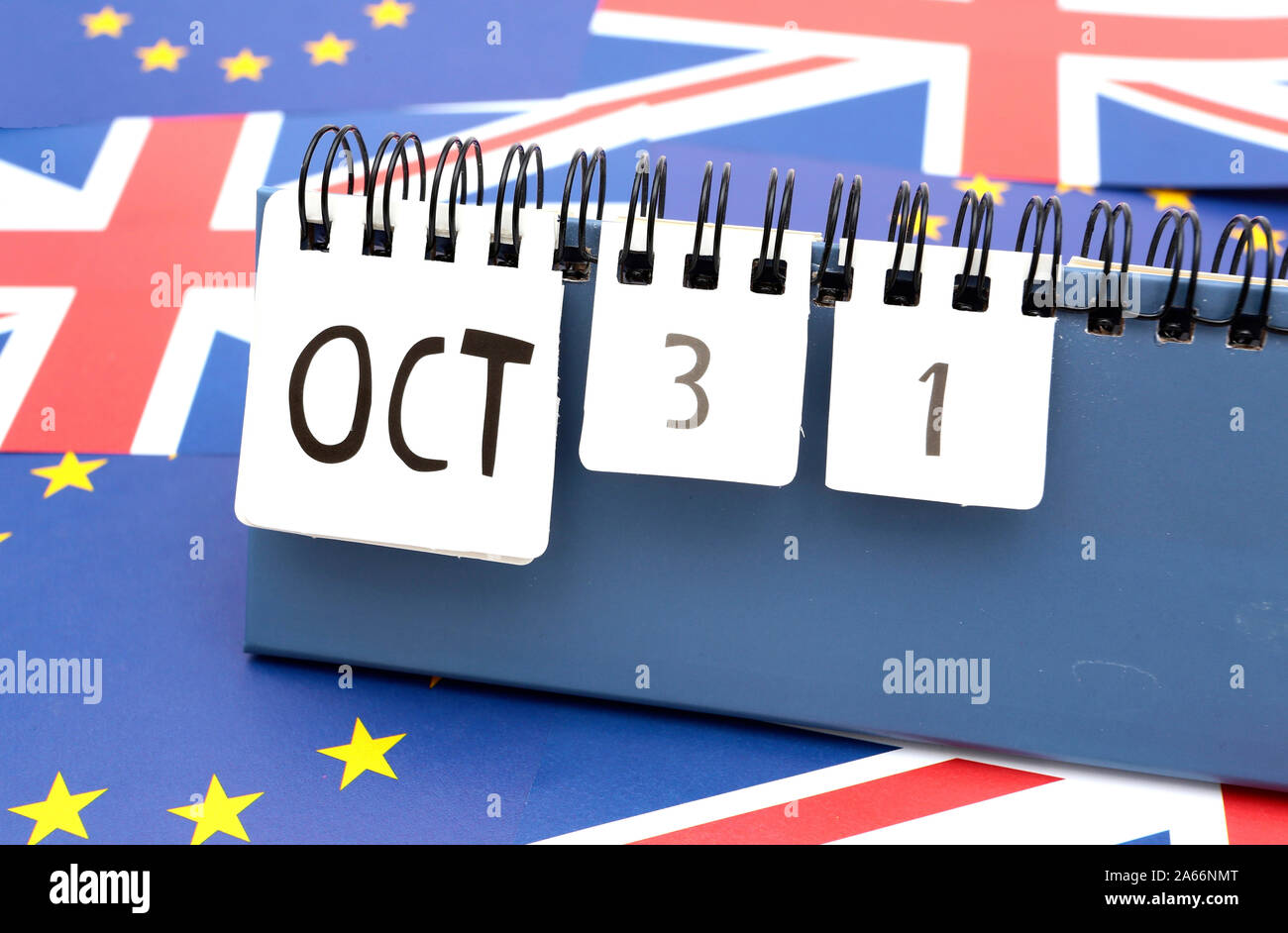Europei e britannici di bandiera con un calendario impostato su 31 Ottobre (brexit concetto) Foto Stock