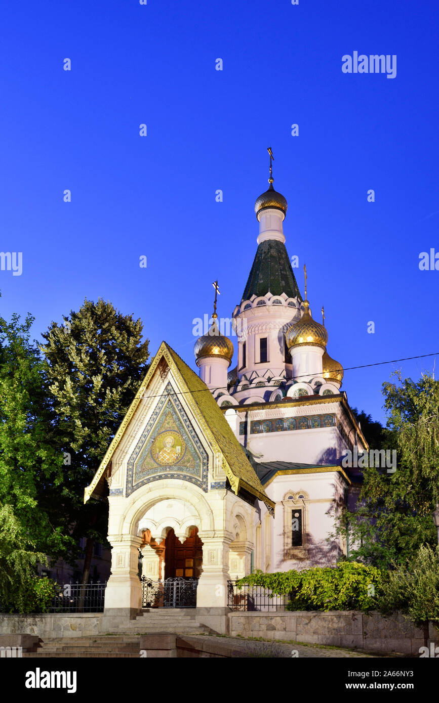 St Nikolai Chiesa Russa (Chiesa di San Nicholas il Miracle-Maker) al tramonto. Sofia, Bulgaria Foto Stock