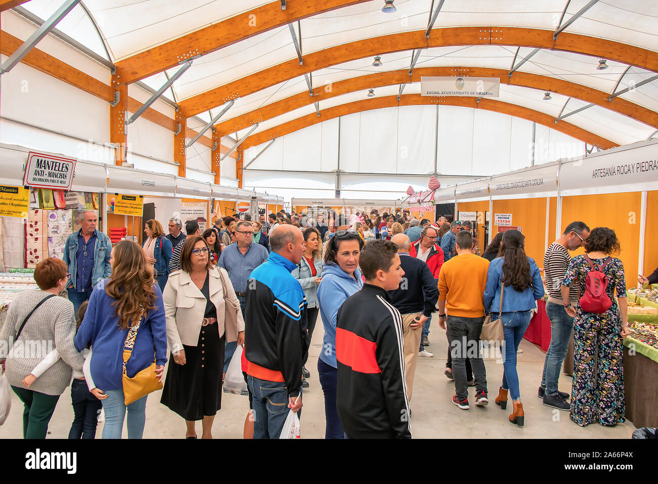 Aracena Huelva, Spagna - 20 Ottobre 2019: le persone che visitano il 2019 prosciutto iberico fiera di Aracena Foto Stock