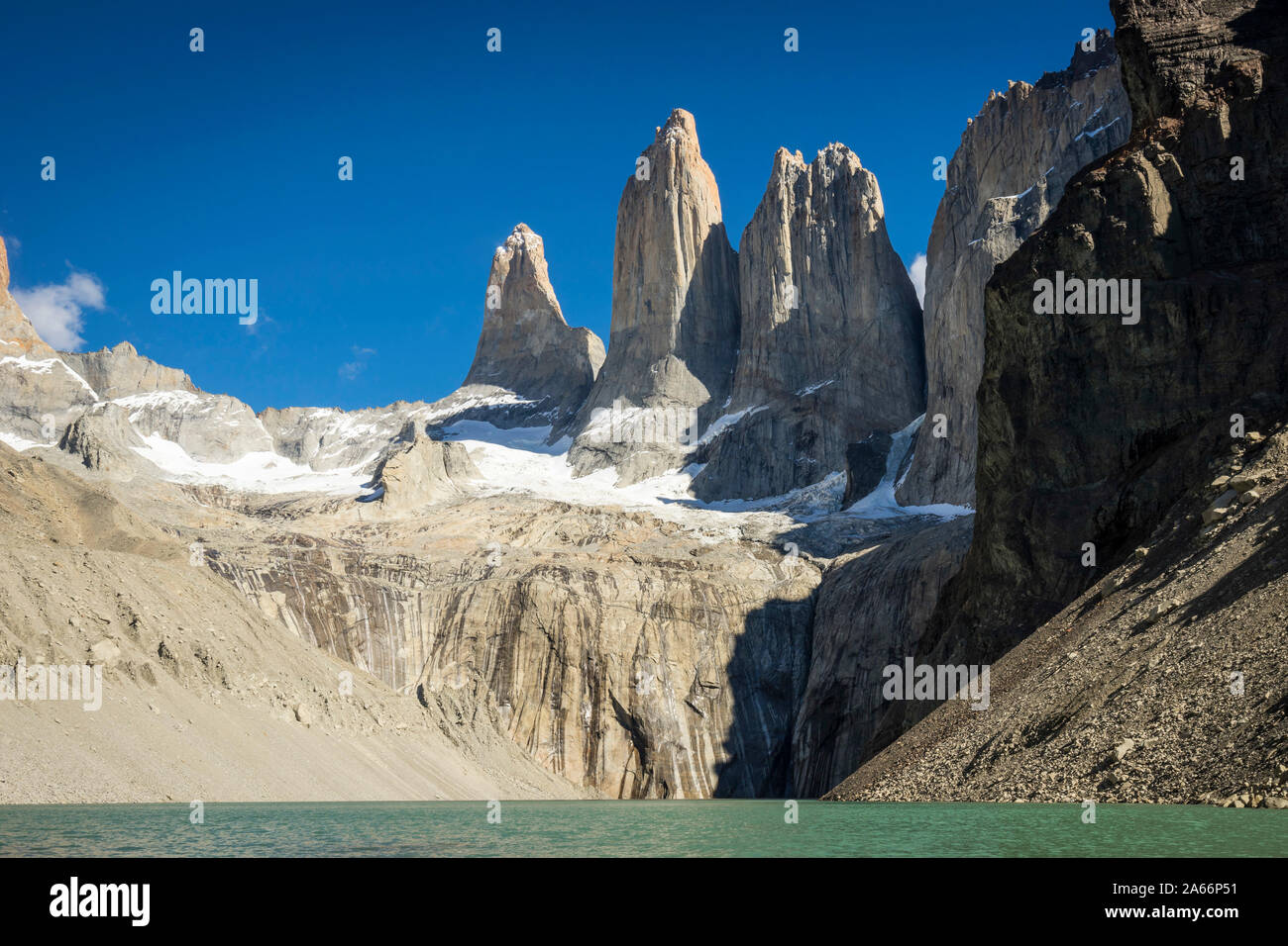 Montagne di granito visto dalla Base Mirador Las Torres, Parco Nazionale Torres del Paine, regione di Magallanes, Cile Foto Stock