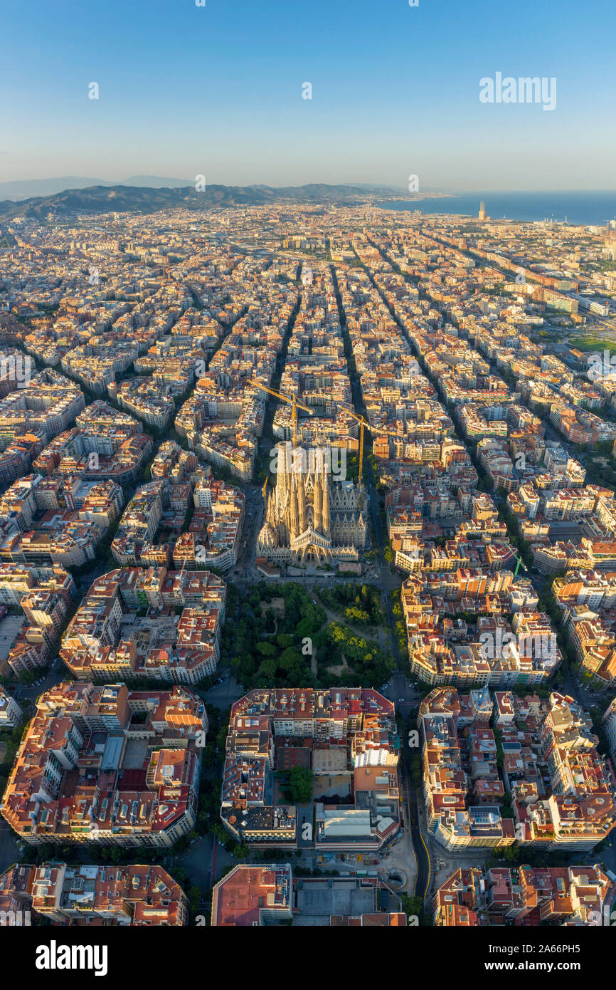 Spagna, Catalunya, Barcelona, vista aerea del quartiere Eixample e cattedrale Sagrada Familia Foto Stock