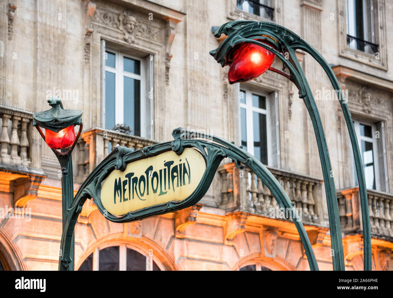Art Nouveau lampade e 'Metropolitain' segno progettato da Hector Guimard, oggi monumento storico protetto, Parigi, Francia Foto Stock