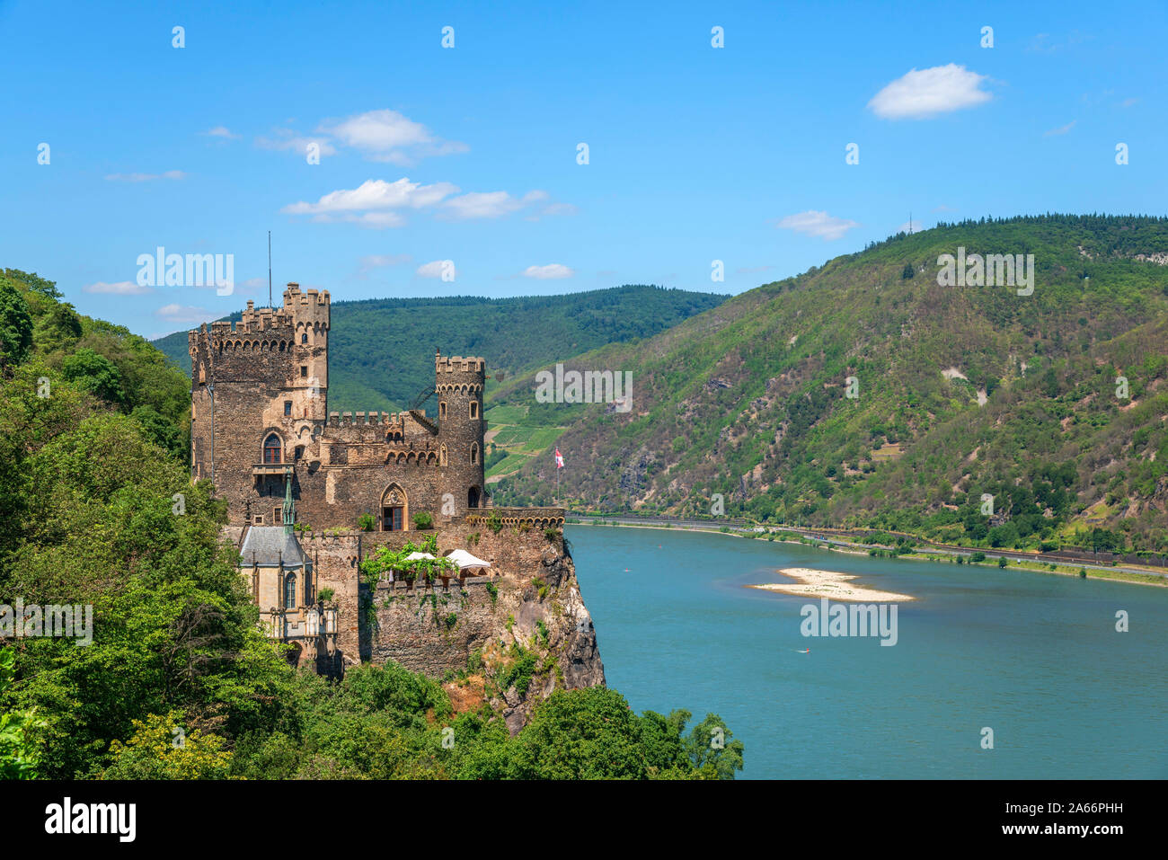 Rheinsteincastle con fiume Rhein vicino a Bingen, valle del Reno, Renania-Palatinato, Germania Foto Stock