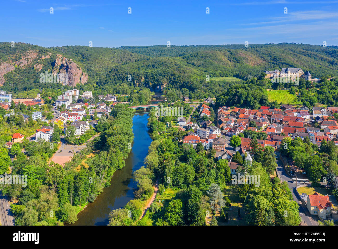 Vista aerea sul fiume Nahe con Ebernburg castello, Ebernburg Bad Kreuznach, Nahe valley, Renania-Palatinato, Germania Foto Stock