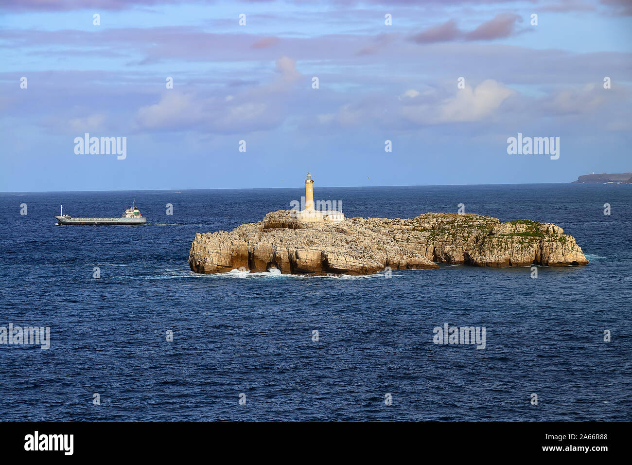 Nave da carico di lasciare il porto di Santander da faro al Mouro Isola, Santander (Spagna) Foto Stock