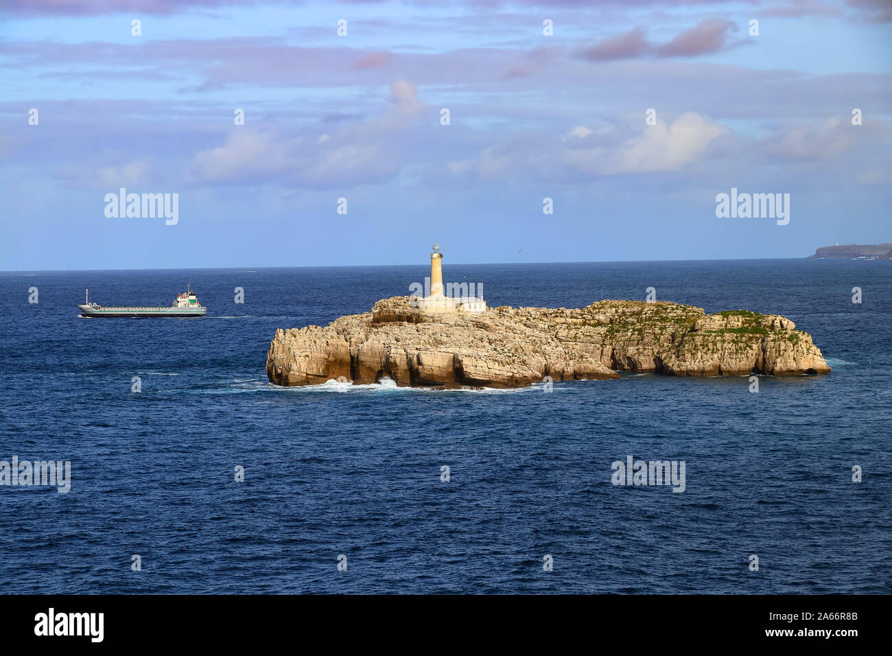 Nave da carico di lasciare il porto di Santander da faro al Mouro Isola, Santander (Spagna) Foto Stock