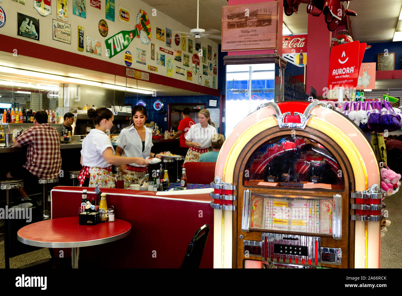 Watson farmaci e Fontana di soda, un premier drug store e fontana di soda shop per oltre cento anni si trova nella città vecchia di colore arancione, California Foto Stock
