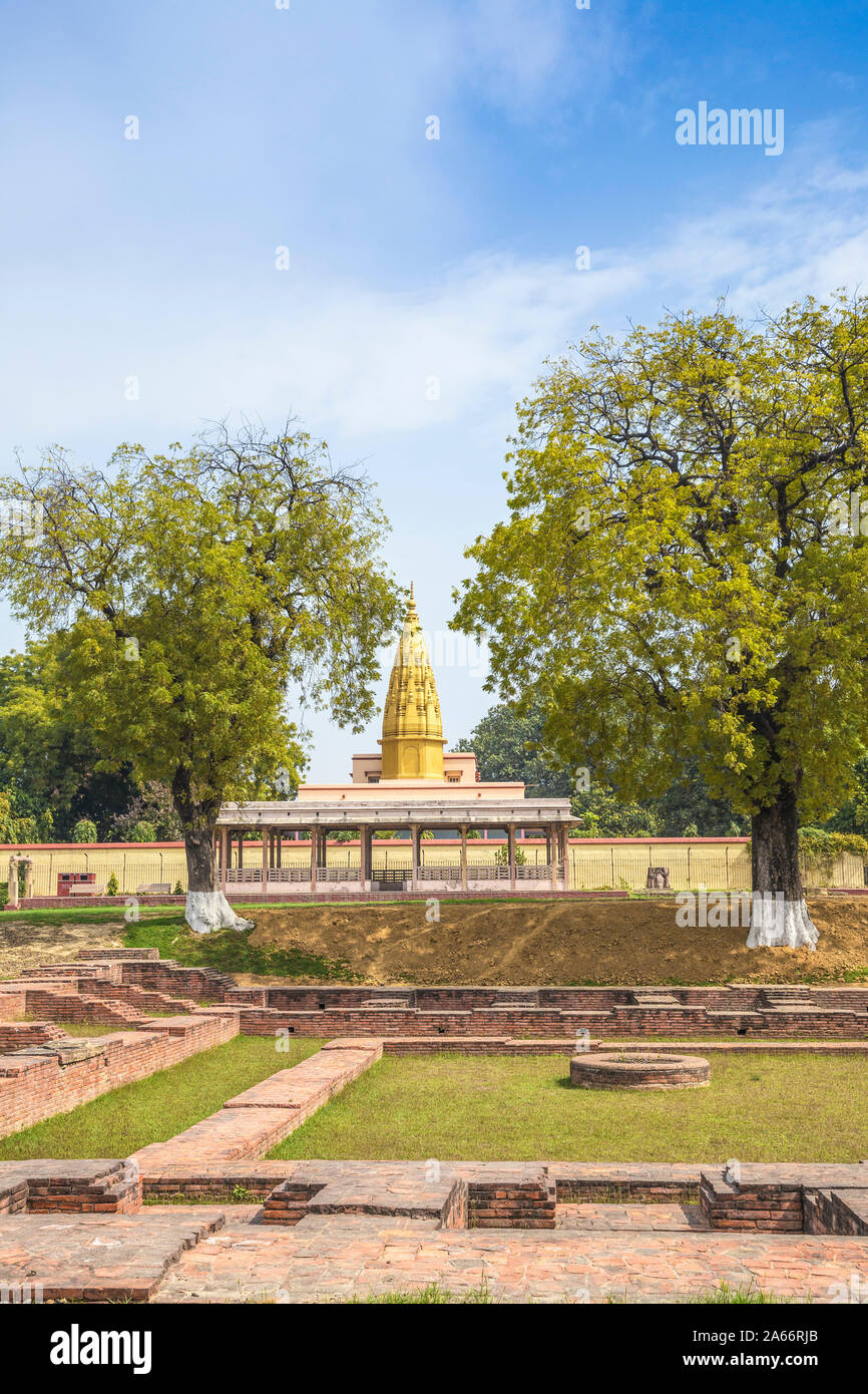 India, Uttar Pradesh, Sarnarth, vicino a Varanasi, stupa al Dhamekh Stupa e rovine complessa Foto Stock