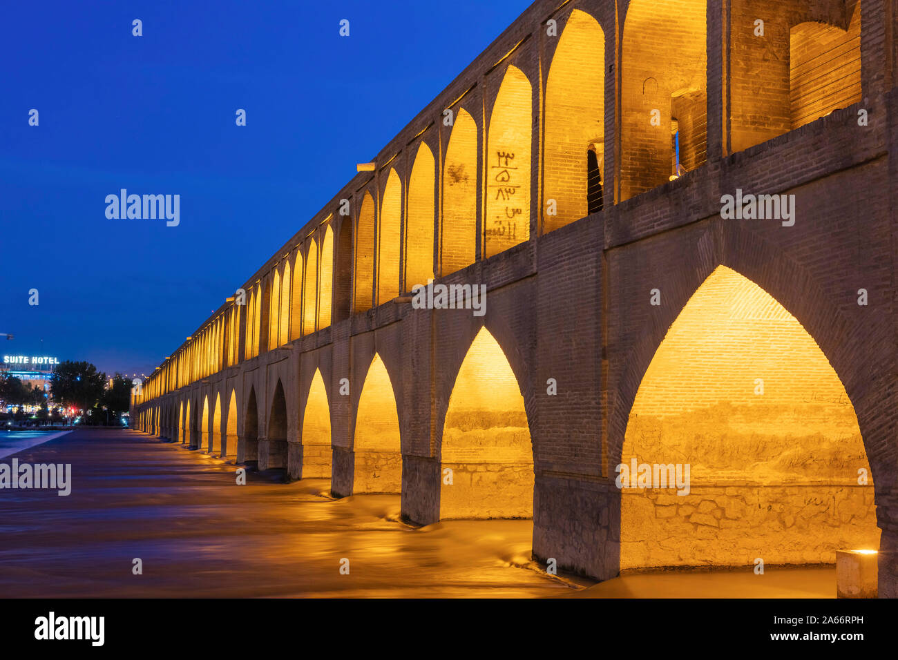 Si-o-se-pol, Allahverdi Khan Bridge di notte, Zayanderud river, Isfahan, Provincia di Isfahan, Iran Foto Stock