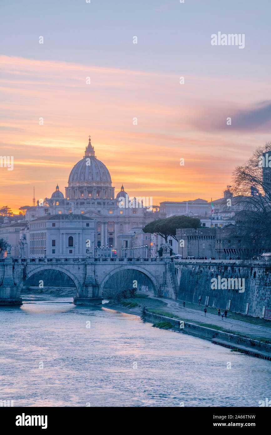 Italia Lazio Roma, sul fiume Tevere, Basilica di San Pietro Foto Stock