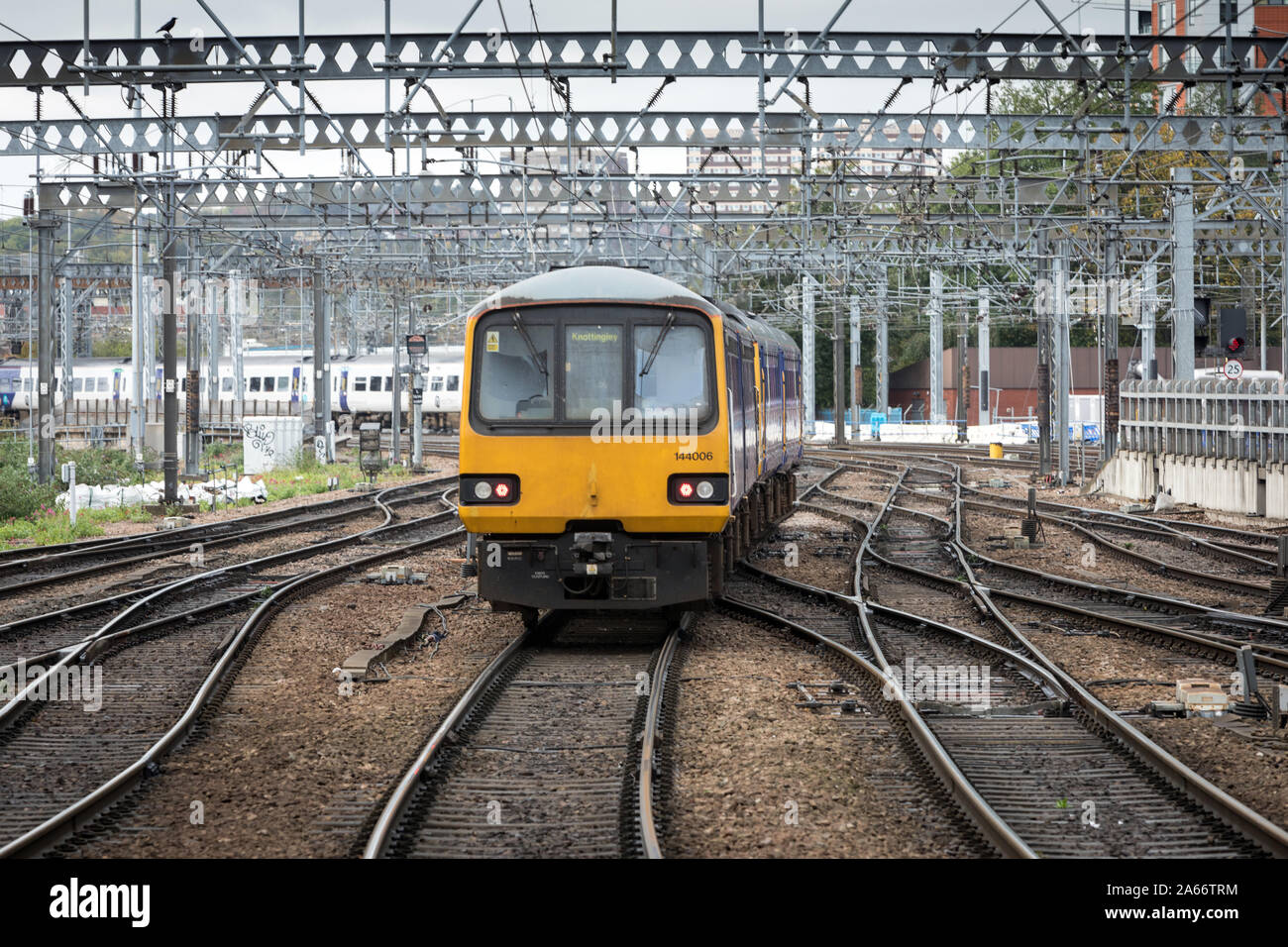 A nord del convoglio ferroviario costituito da invecchiamento unità Pacer lascia la stazione di Leeds voce per Knottingley nel West Yorkshire Foto Stock