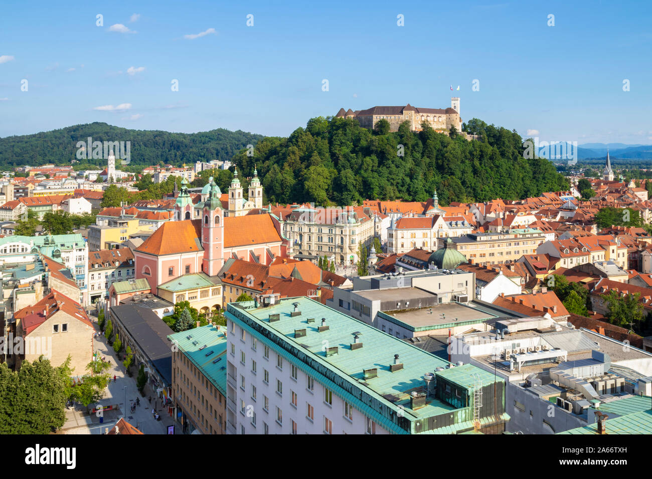 Lo skyline di Ljubljana Ljubljana vista dello skyline della citta' castello di Ljubljana vista dal Nebotičnik o edificio grattacielo Ljubljana Slovenia eu Europe Foto Stock