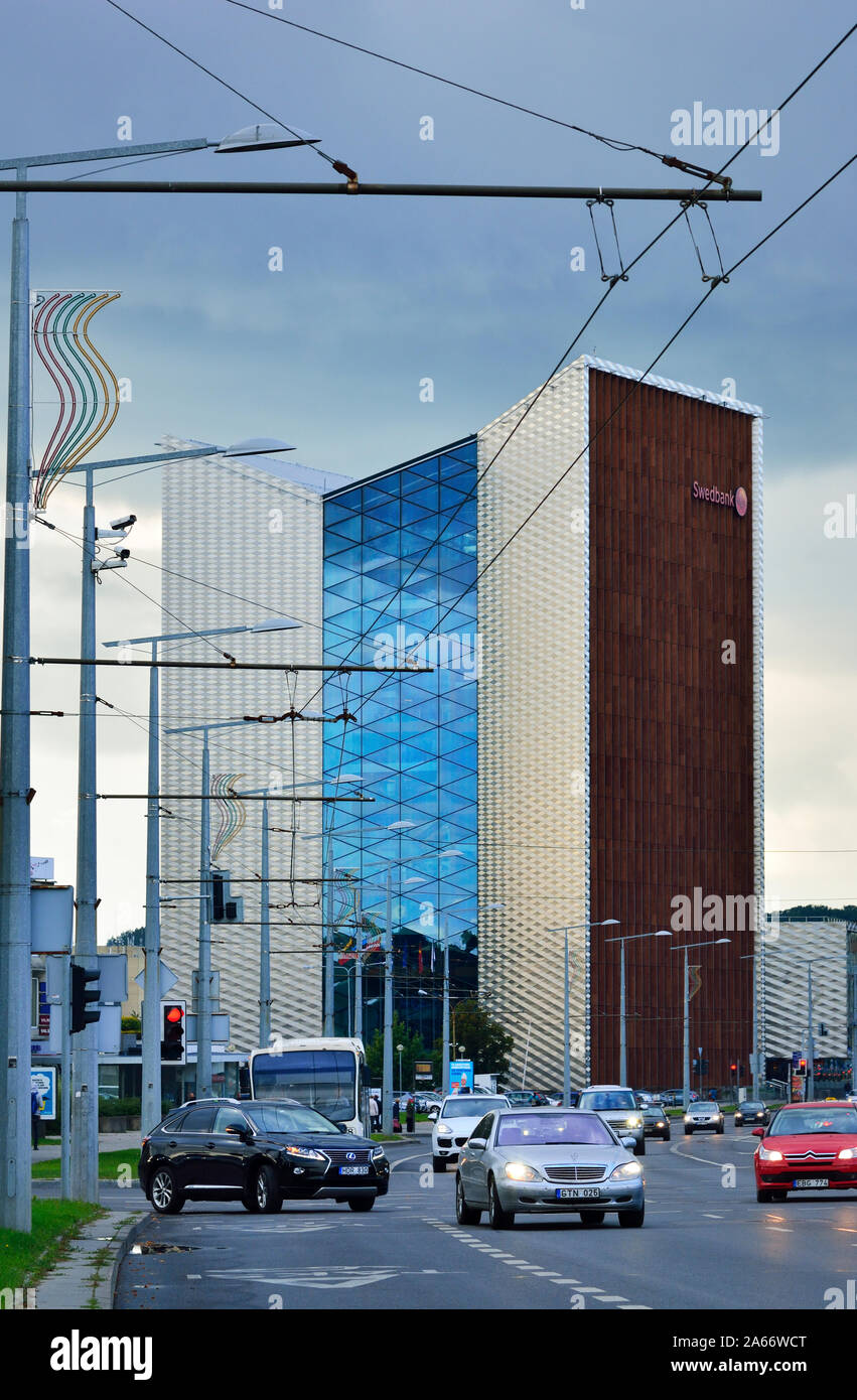 Alto edificio di edifici di uffici nella città moderna. Vilnius, Lituania Foto Stock