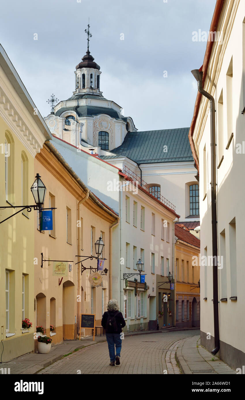 Una strada tranquilla nella città vecchia, un sito Patrimonio Mondiale dell'Unesco. Vilnius, Lituania Foto Stock