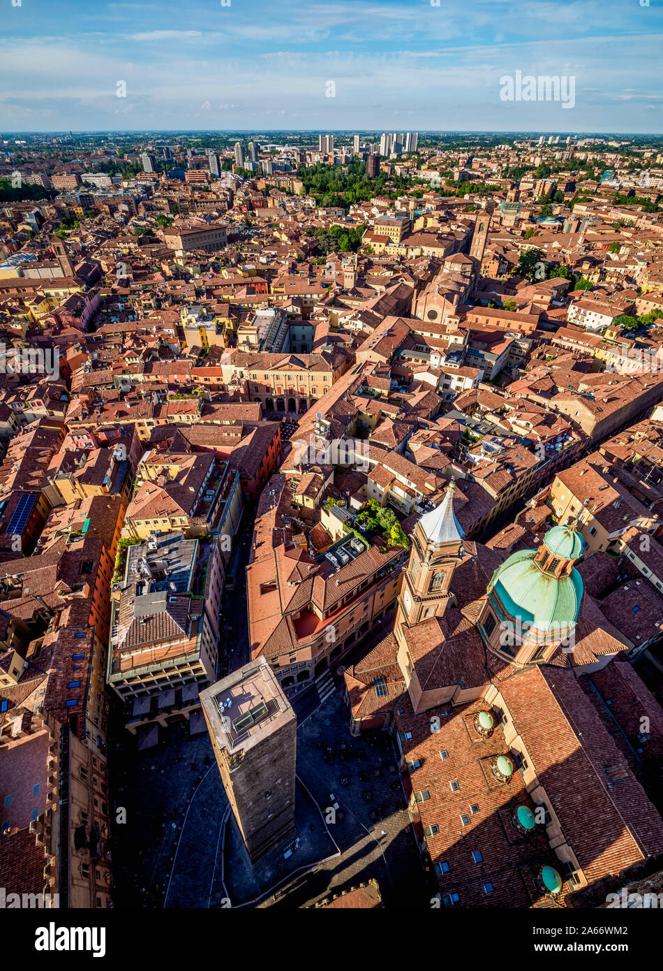 Santi Bartolomeo e Gaetano la Chiesa e la Torre della Garisenda, vista in elevazione, Bologna, Emilia Romagna, Italia Foto Stock