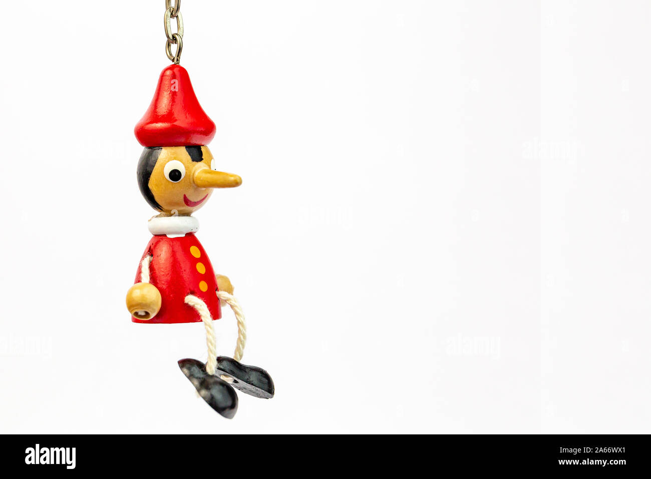 Pinocchio a becco lungo pupazzo che racconta bugie isolato su uno sfondo bianco Foto Stock