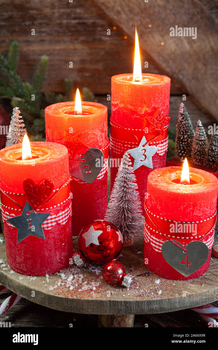 Colorate candele accese e decorazioni di festa per il Natale Foto Stock