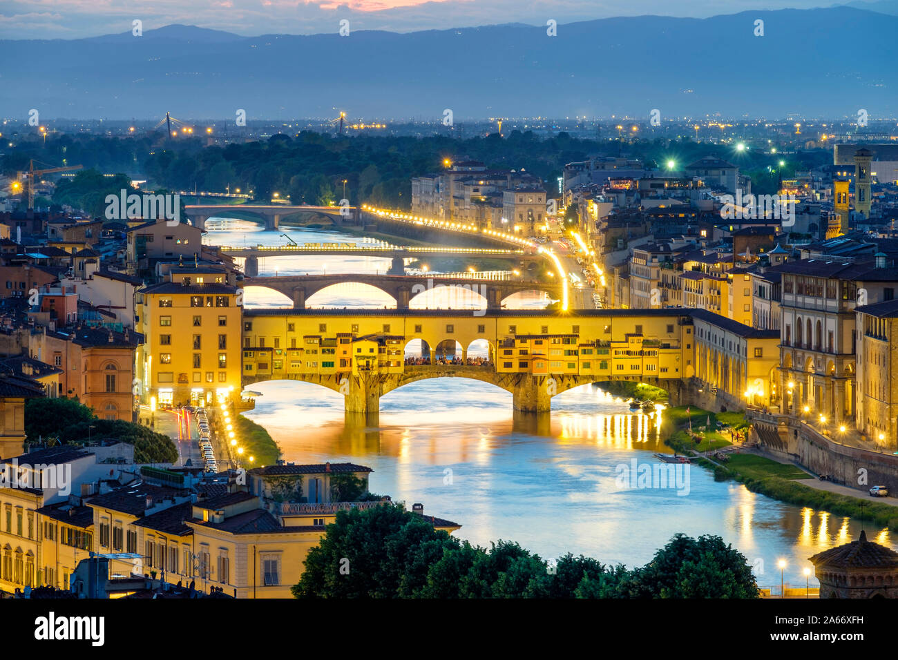 Ponte Vecchio sul fiume Arno e edifici della città vecchia di notte, Firenze (Firenze), Toscana, Italia, Europa. Foto Stock