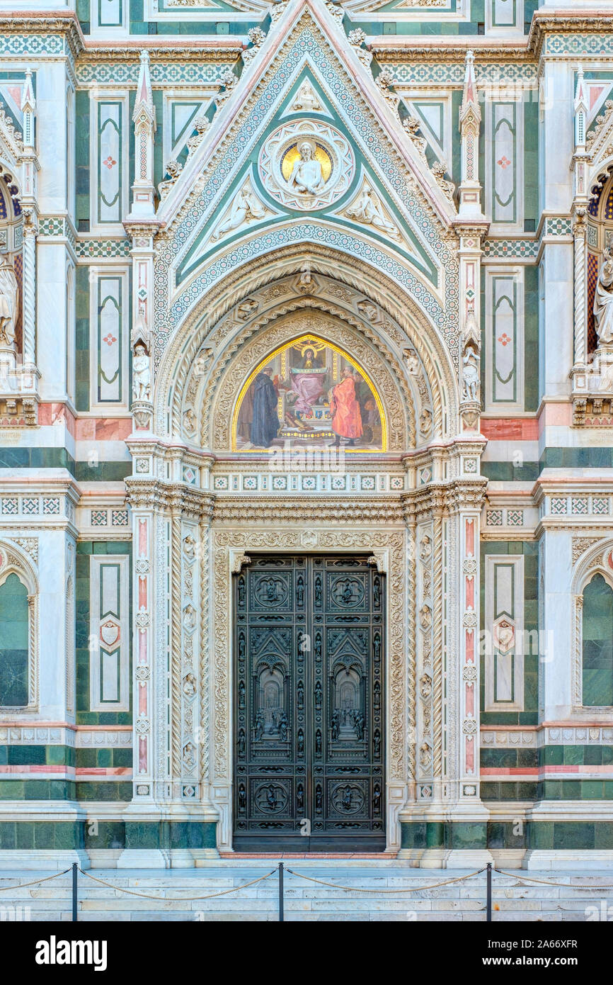 Revival gotico faÃ§ade del Duomo di Firenze). UNESCO World Heritage Site, Firenze (Firenze), Toscana, Italia, Europa. Foto Stock