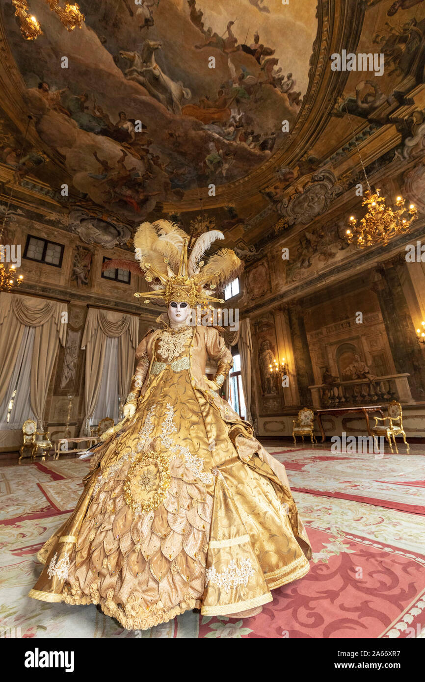 Un poser sorge nella sala della musica del Ca Sagredo Palace durante il Carnevale di Venezia , Venezia, Veneto, Italia Foto Stock
